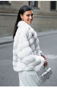 Fábrica al por mayor <span class=keywords><strong>precio</strong></span> de lujo estilo americano longitud media blanco esponjoso piel de zorro chal cuello mujeres <span class=keywords><strong>abrigo</strong></span> de piel de zorro Real - Product Image 3