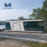 Maison conteneur en acier moderne et futuriste, capsule spatiale mobile avec vue panoramique pour usage hôtelier