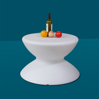 Table d'appoint de luxe pour bord de piscine, idéale pour chaise longue