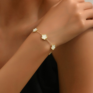 สร้อยข้อมือโคลเวอร์สี่แฉกสำหรับผู้หญิง ชุบทอง สแตนเลสสตีล เรียบหรู เครื่องประดับแฟชั่น ผลิตจากเมืองอี้หวู่ - Product Image 1