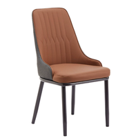 Chaise de salle à manger moderne à blocs de couleur avec rembourrage à surpiqûres verticales, pieds en métal élégants en tons brun et gris, design polyvalent