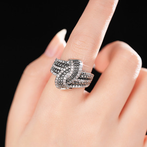 Anello dal Design Bicolore a Forma di Altalena, Stile Elegante per Donne - Product Image 2