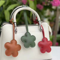 Gantungan Kunci Bunga Kulit PU Custom, Liontin Tas, Liontin Mobil, Liontin Kecil Lucu, Aksesoris Hadiah untuk Wanita