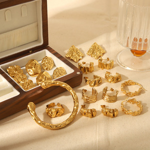 Boucles d'oreilles clous géométriques plissées en acier inoxydable plaqué or 18 carats, style européen et américain, design pli effet lave - Product Image 1