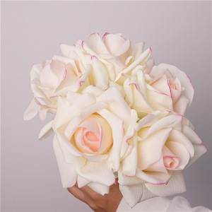 Vente en gros de roses hydratantes en latex Real Touch Bouquet de fleurs artificielles pour la décoration de Noël et de mariage à la maison - Product Image 1