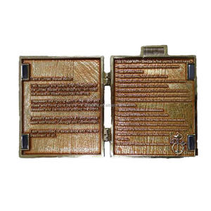 Pièces de monnaie personnalisées en zinc 3D à grain de bois imprimées en UV de forme irrégulière - Design de masque mystérieux de bête de haute qualité - Product Image 6