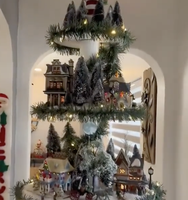 Arbre de Noël artificiel multicouche en gros avec village miniature lumineux, train, grande roue et décorations de table de Noël