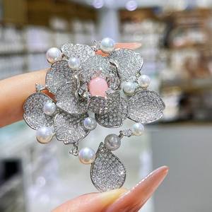 Broche de Flor de Camelia de Lujo Coreano de Estilo Avanzado, Exquisito y de Alta Gama para Traje de Mujer, Diseño de Agua Dulce - Product Image 3