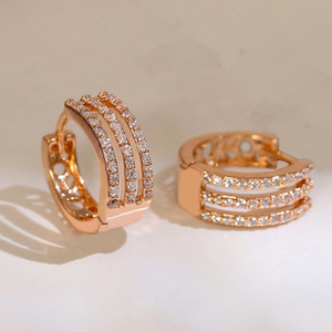 Orecchini a polsino a strati con pavé per donna, gioielli alla moda traforati - Product Image 3