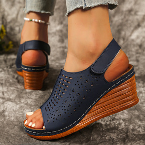 Sandalias de cuña para mujer con velcro, estilo europeo y americano elegante, nuevas sandalias romanas huecas de verano al por mayor - Product Image 4