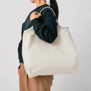 Sac fourre-tout pliable de grande capacité avec logo personnalisé avec poignée pour les achats de voyage et un usage quotidien - Product Image 2