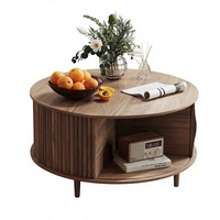 Table basse en bois moderne et durable avec design cannelé en noyer, porte coulissante et étagère ouverte pour le rangement dans le salon