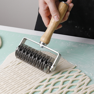 Couteau à pâte en acier inoxydable avec manche en bois, rouleau à pâte pour tarte et pizza, coupe-pâte en treillis, rouleau à croûte de pâte - Product Image 3