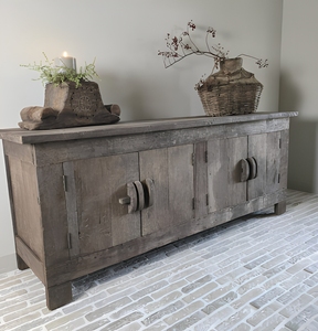 Buffet en bois vieilli à quatre portes, style rustique campagnard, finition patinée, meuble de rangement pour salon - Product Image 1