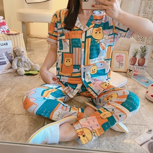 <span class=keywords><strong>Pigiama</strong></span> da <span class=keywords><strong>donna</strong></span> <span class=keywords><strong>con</strong></span> risvolto e <span class=keywords><strong>bottoni</strong></span> <span class=keywords><strong>con</strong></span> Cardigan 2 pezzi Set di cartoni animati in seta latte stampati Casual a maniche corte in tessuto per la casa - Product Image 3