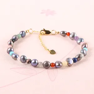 Bracelet de perles d'eau douce naturelles blanches et noires avec perles de pierres précieuses arc-en-ciel bijoux de mode japonais coréens sur la main