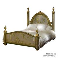 Lit en bois de luxe de style princesse royale française, avec cadre sculpté en feuilles d'or et d'argent, et ensemble de tables de chevet ornées pour villa