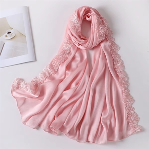 Vente en gros de nouveaux modèles de hijabs en crêpe de soie, foulards en satin uni, foulards en georgette brodés de dentelle florale - Product Image 4