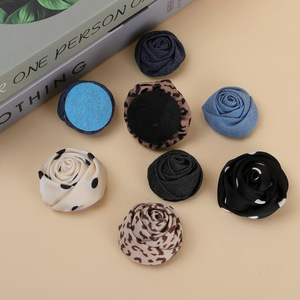 Yupu Rosebud Corsage en tissu tricoté à la main à pois et imprimé léopard, accessoire pour pince à cheveux et fleur de chaussure - Product Image 2