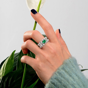 Anello alla Moda a Doppia Fila, Design Minimalista ed Elegante con Pietra Verde, Gioiello da Donna per Uso Quotidiano - Product Image 5