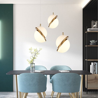 Lustre en verre et laiton pour la décoration de la maison