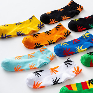HEHE <span class=keywords><strong>Lot</strong></span> en gros <span class=keywords><strong>de</strong></span> chaussettes colorées à motif feuille d'érable pour femmes, hommes et unisexe, chaussettes <span class=keywords><strong>de</strong></span> sport à motif feuille <span class=keywords><strong>de</strong></span> cannabis, couleurs assorties, chaussettes streetwear hip-hop - Product Image 3