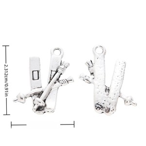 Colgante de equipo de esquí de fondo, de aleación de zinc plateada antigua, adorno para deportes de invierno y álbumes de recortes de vacaciones alpinas - Product Image 1