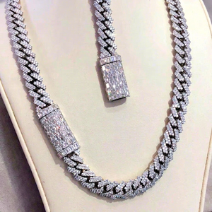 กำไลข้อมือทองคำแท้ 18K ประดับเพชรทรงหัวใจเจียระไนแบบ Icy Iced คุณภาพ VVS ได้รับการรับรองจาก GIA ฝังแบบ Bezel สำหรับผู้หญิง ดีไซน์โรแมนติก คุณภาพระดับ EF ของขวัญสุดพิเศษจาก RB Gems - Product Image 1