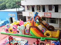 Parcours d'obstacles gonflable commercial sur le thème des bonbons avec jeux interactifs et toboggan