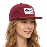 Casquette de sport respirante légère en nylon imperméable à séchage rapide à 5 panneaux avec visière incurvée