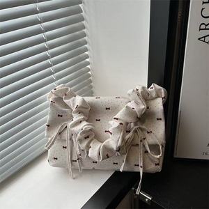 Un dulce bolso de mujer con lunares y lazos, diseño plisado y tonos suaves - Product Image 3