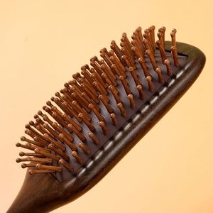 Cepillo de Masaje Acolchado de Madera de Sándalo para Mujer con Cojín de Aire, Herramienta de Peinado Texturizante y Voluminizadora en Caja de Regalo de Madera - Product Image 1