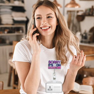 कार्टून मजेदार 'मानव दुनिया एक आदमी है' रिट्रेटेबल बैज रील एक्रिलिक आईडी नाम बैज धारक है जिसमें नर्स डॉक्टर के छात्र के लिए क्लिप के साथ क्लिप - Product Image 3