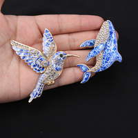 Bros Pin Hiasan Hewan Berlapis Emas, Porselen Biru Putih, Enamel, dan Berlian Imitasi: Naga, Burung Kolibri, Kupu-kupu, Kepiting, Katak, Lumba-lumba, Kumbang