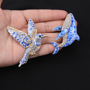 Broche de Animal em Porcelana Esmaltada Azul e Branca Banhado a Ouro com Strass: Dragão, Beija-flor, Borboleta, Caranguejo, Sapo, Golfinho, Besouro - Alfinete de Lapela - Product Image 5