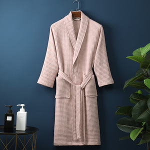 Albornoz largo de gofres fino de verano de fabricante al por mayor para adultos para uso en salón de belleza de hotel - Product Image 4