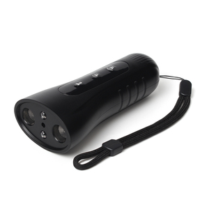 Répulsif à ultrasons haute puissance pour chiens avec lampe torche LED, dispositif anti-aboiement rechargeable, dissuasif d'entraînement pour animaux de compagnie pour la sécurité en extérieur - Product Image 1