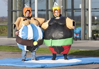 PrécédentSuivant Costume Sumo Astérix & Obélix