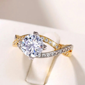 Anello di Fidanzamento a Quattro Punte Bicolore con Zirconi Intrecciati per Donne, Elegante Gioiello da Matrimonio - Product Image 3