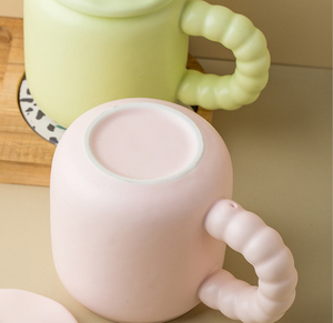 2025 nuevo diseño tazas personalizadas manijas <span class=keywords><strong>de</strong></span> perlas al por mayor <span class=keywords><strong>caramelo</strong></span> <span class=keywords><strong>Mate</strong></span> color cerámica café agua leche taza tazas mujeres regalo con tapa - Product Image 3