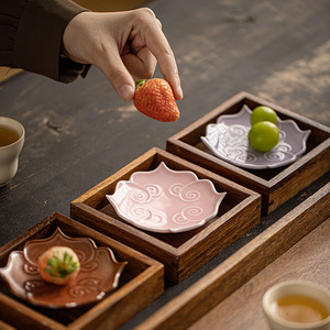 Assiette à dessert en céramique en forme de fleur, petit plat à fruits en porcelaine, style simple, pour les fêtes - Product Image 4
