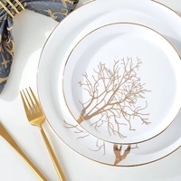 Service de table en porcelaine peinte à la main avec bordure dorée, style luxe léger, design végétal moderne et épuré, comprenant assiettes, bols à dessert, à fruits, à salade et à soupe