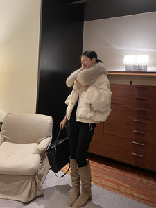 Mujer con Chaqueta de Plumón Blanca con Cuello de Piel de Zorro Grande, Pantalones Anchos Beige, Usando un Teléfono Inteligente. Fondo: <span class=keywords><strong>Kashgar</strong></span> - Product Image 4