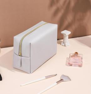 Sac de toilette portable résistant à l'eau en cuir PU avec logo personnalisé, petite pochette cosmétique à fermeture éclair pour femmes et filles - Product Image 3