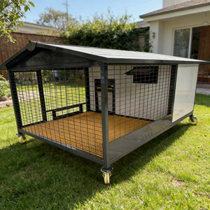 Caseta para Perros Pintada de Blanco para Exteriores - Acabado Clásico para Jardines Suburbanos - Product Image 4