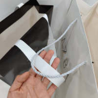 Sacs cadeaux de luxe en papier laminé écologique avec images réelles, finition dorée brillante, poignées en corde de coton métallisée personnalisées