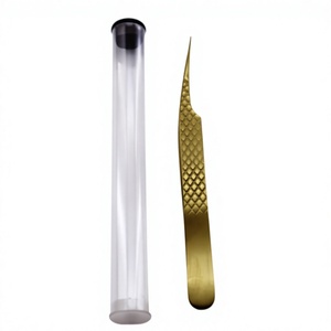 Pince à épiler courbée plaquée or Princeton Tools avec pointe dentelée et capuchon de protection - Product Image 1