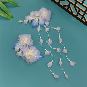 Pinza para el Cabello con Borlas y Flores en Degradado Morado, Diseño Original Hecho a Mano, Primavera 2026, Accesorio para Peinado y Maquillaje - Product Image 1