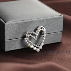 Broche en forme de cœur avec perle, en alliage de zinc, bijoux de mode pour femmes, accessoire cadeau - Product Image 1