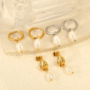 Pendientes de Aro Geométricos de Acero Inoxidable con Perlas y Baño de Oro de 18K para Mujer - Product Image 1